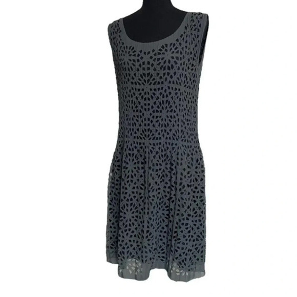 Veeca‎ S sleeveless laser cut mesh over black slip dress - Picture 4 of 7